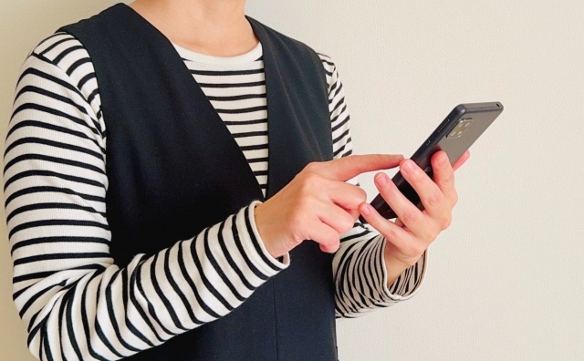 携帯で検索する女性